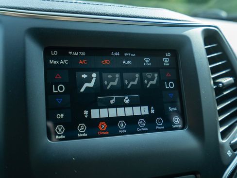 Used 2019 Jeep Cherokee Latitude Plus w/ Comfort/Convenience Group AWD/4WD image 28
