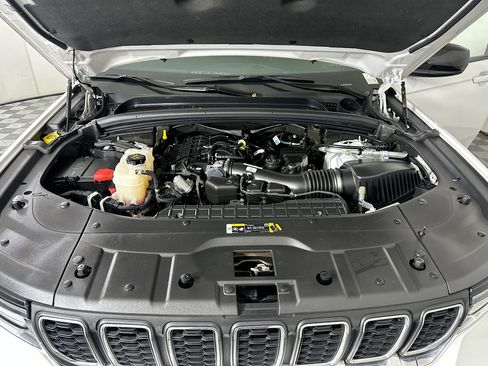 Used 2023 Jeep Grand Cherokee Laredo AWD/4WD image 31