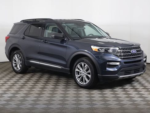 Used 2024 Ford Explorer XLT w/ Equipment Group 202A AWD/4WD image 2