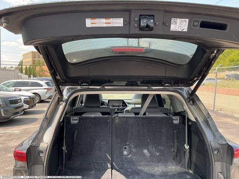 Used 2023 Toyota Highlander Platinum FWD image 10