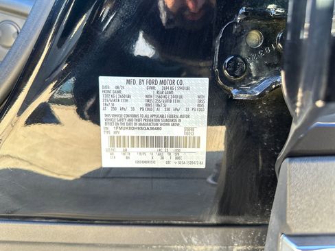 Used 2025 Ford Explorer Active AWD/4WD image 25
