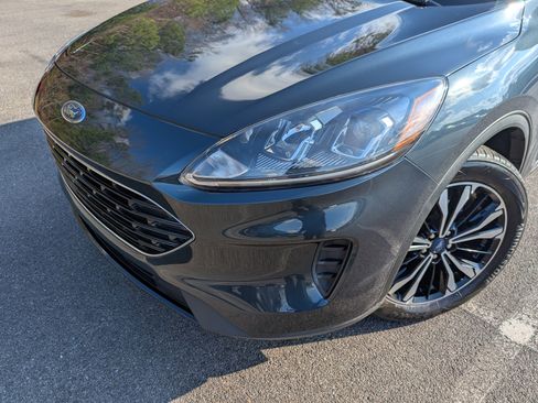 Used 2022 Ford Escape SE w/ SE Sport Appearance Package image 13