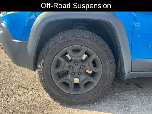 Used 2020 Jeep Cherokee Trailhawk AWD/4WD image 3