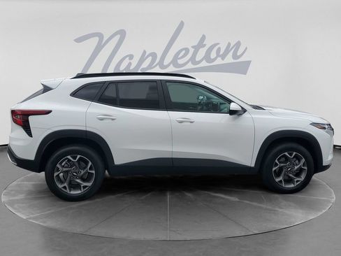 Used 2025 Chevrolet Trax LT FWD image 9