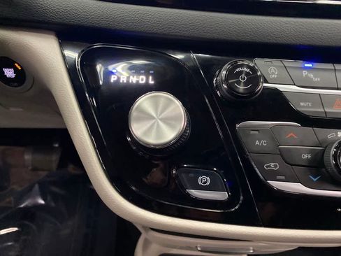Used 2024 Chrysler Pacifica Touring-L FWD image 25