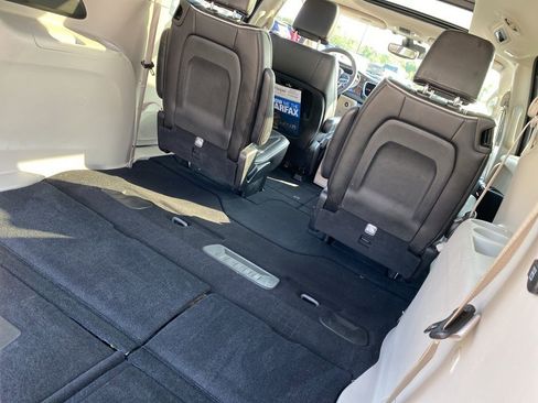 Used 2024 Chrysler Pacifica Limited image 17