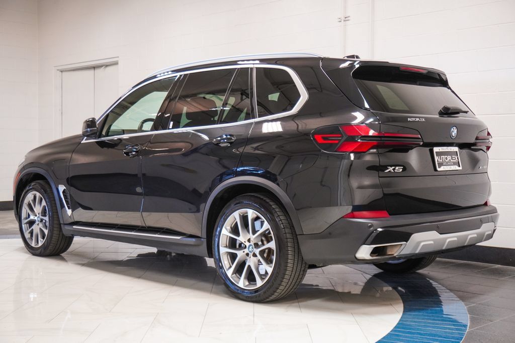 Used 2025 BMW X5 xDrive50e AWD/4WD image 32