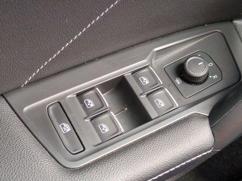 Used 2022 Volkswagen Tiguan SE R-Line image 24