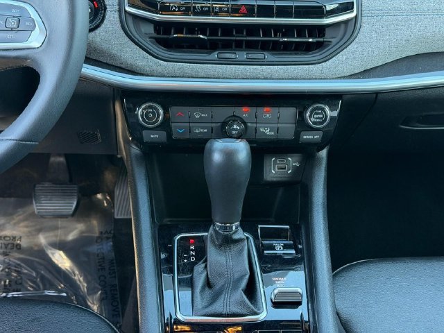 Used 2024 Jeep Compass Latitude AWD/4WD image 16