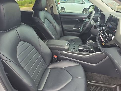 Certified 2024 Toyota Highlander XLE image 10
