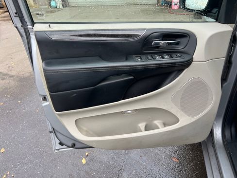 Used 2015 Chrysler Town & Country Touring image 19