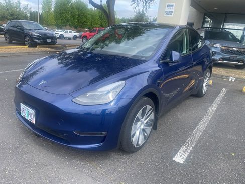 Used 2024 Tesla Model Y Long Range AWD/4WD image 1