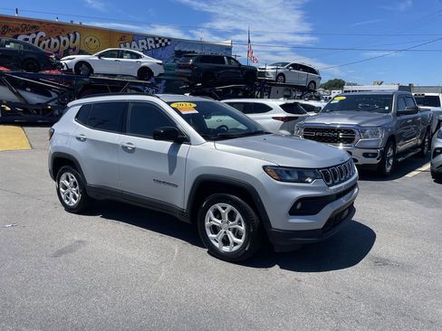 Used 2024 Jeep Compass Latitude AWD/4WD image 6