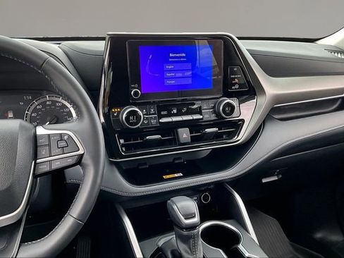 Used 2024 Toyota Highlander LE image 9