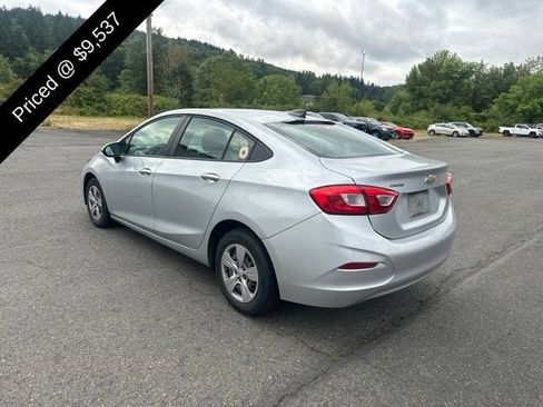 Used 2018 Chevrolet Cruze LS FWD image 4