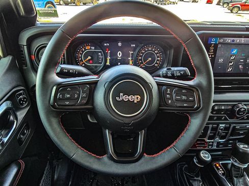 Used 2024 Jeep Wrangler Unlimited Rubicon AWD/4WD image 28