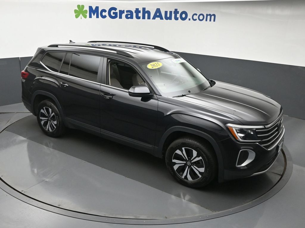 Used 2025 Volkswagen Atlas SE AWD/4WD image 3