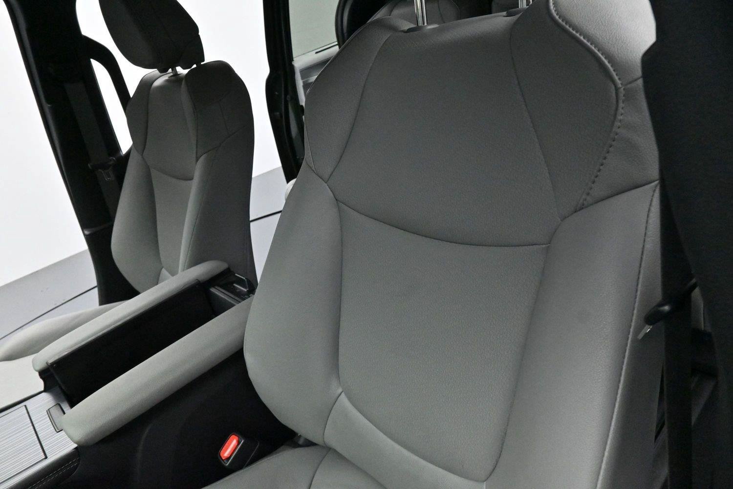 Used 2025 Toyota Sienna XLE FWD image 15