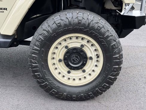 Used 2017 Jeep Wrangler Unlimited Sahara AWD/4WD image 25