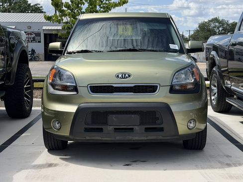 Used 2010 Kia Soul ! FWD image 2