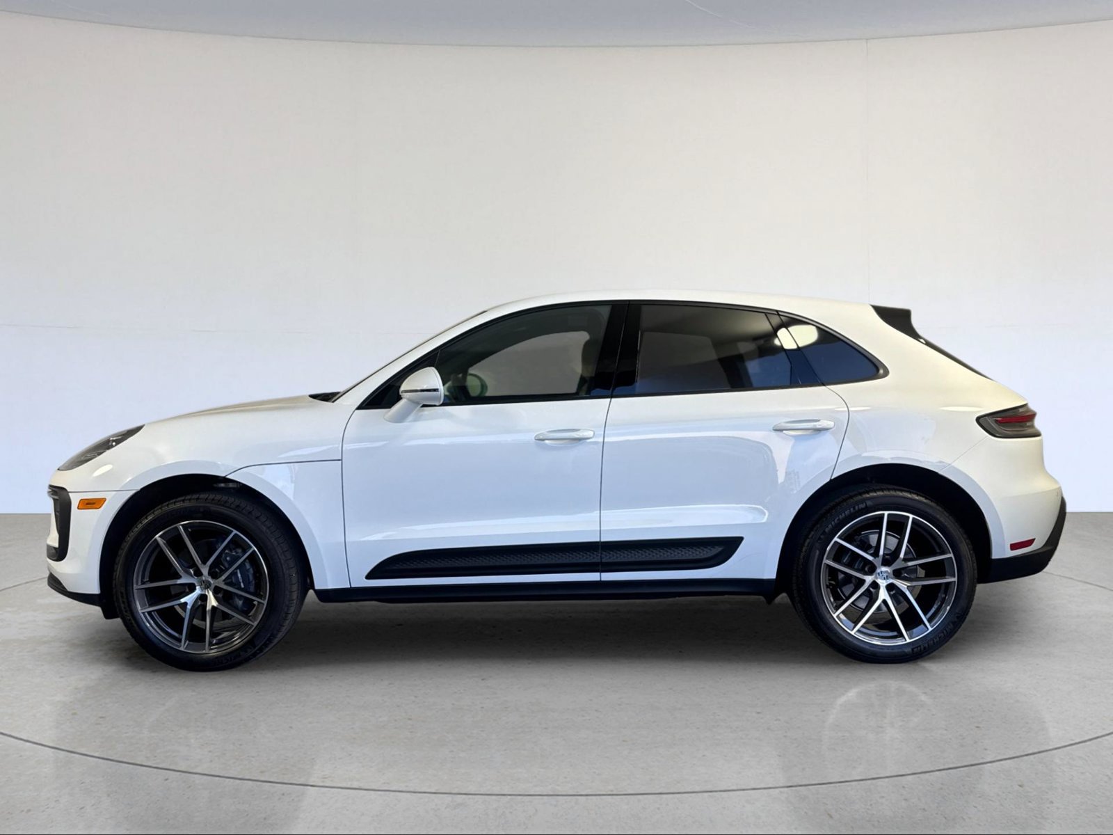 Certified 2026 Porsche Macan AWD/4WD image 2