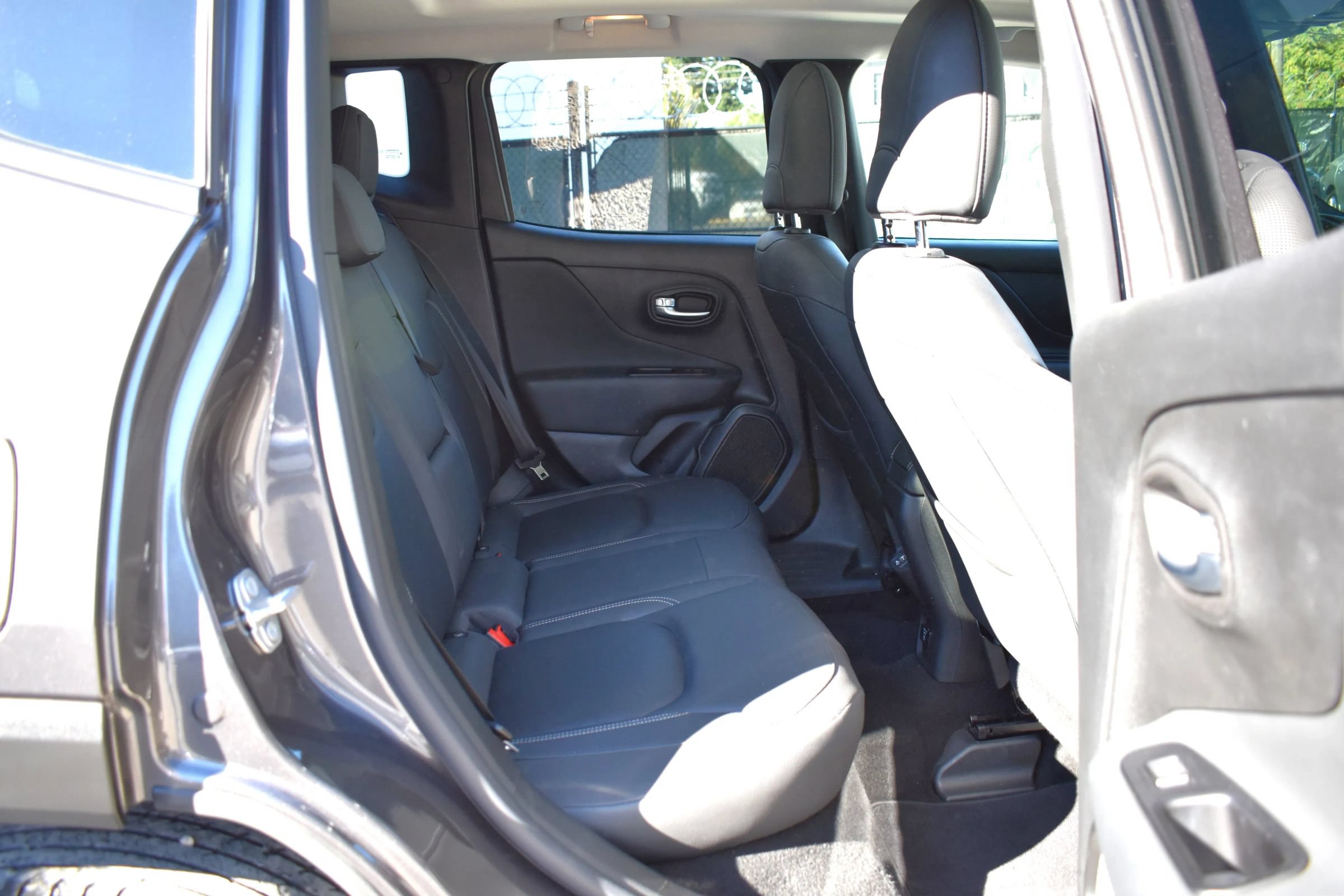 Used 2020 Jeep Renegade Limited w/ UConnect 8.4 Nav Group FWD image 29