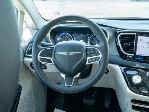Certified 2024 Chrysler Pacifica Touring-L FWD image 31