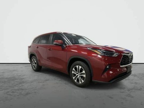 Used 2023 Toyota Highlander XLE image 5