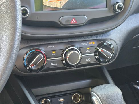 Used 2025 Kia Soul LX w/ LX Technology Package FWD image 25