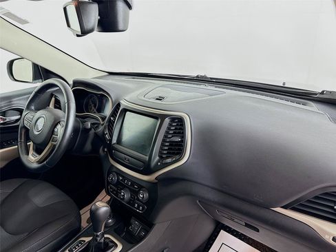 Used 2017 Jeep Cherokee Latitude w/ Comfort & Convenience Group AWD/4WD image 28