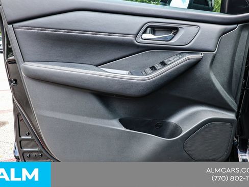 Used 2025 Nissan Rogue SL FWD image 37