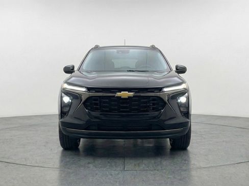 Used 2025 Chevrolet Trax LT image 2