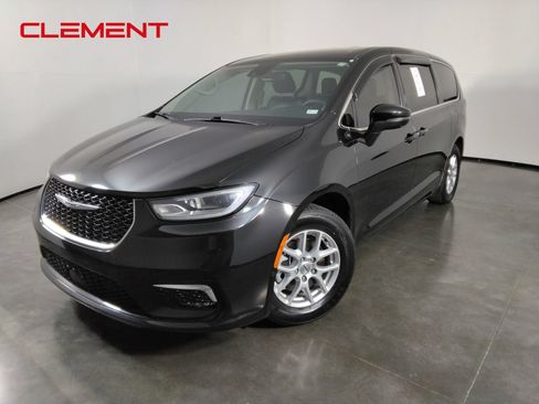 Used 2023 Chrysler Pacifica Touring-L FWD image 1
