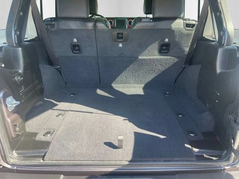 Used 2021 Jeep Wrangler Unlimited Rubicon w/ Cold Weather Group AWD/4WD image 8