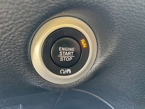 Used 2023 Chrysler Pacifica Limited w/ Uconnect Theater Family Group FWD image 13