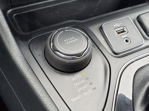 Used 2023 Jeep Cherokee Altitude Lux image 23