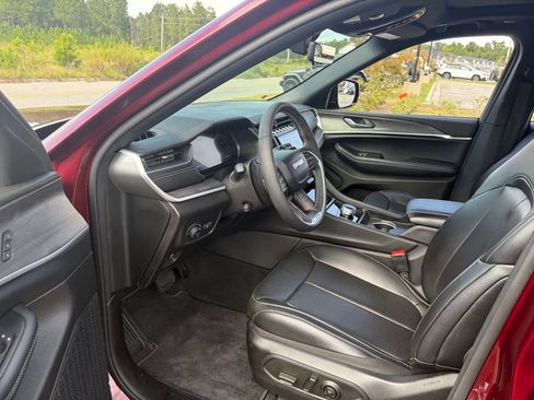 Used 2025 Jeep Grand Cherokee Limited w/ Luxury Tech Group II RWD image 32