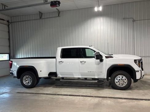 Used 2024 GMC Sierra 3500 Denali w/ Denali Reserve Package AWD/4WD image 2