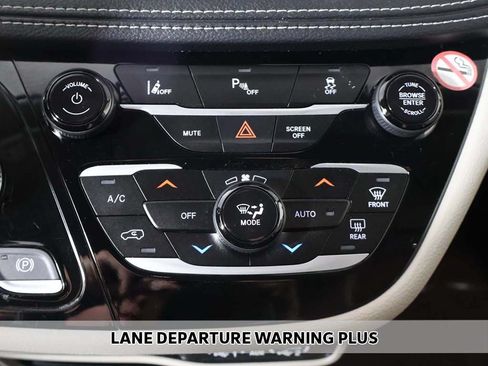 Used 2023 Chrysler Pacifica Touring-L FWD image 5