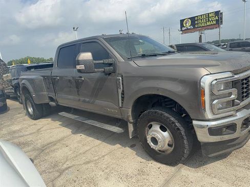 Used 2023 Ford F350 Lariat w/ Lariat Ultimate Package AWD/4WD image 3