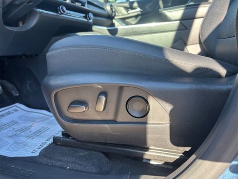 Used 2025 Chevrolet Equinox LT w/ Convenience Package II image 23