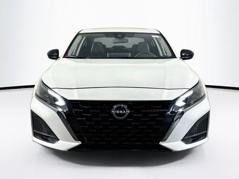 Used 2024 Nissan Altima 2.5 SR w/ SR Premium Package FWD image 2