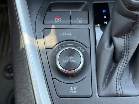 Used 2025 Toyota RAV4 LE AWD/4WD image 10