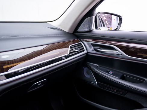Certified 2022 BMW 750i xDrive AWD/4WD image 28