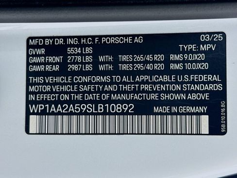 Certified 2025 Porsche Macan AWD/4WD image 34