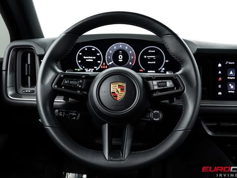 Used 2025 Porsche Cayenne AWD/4WD image 27