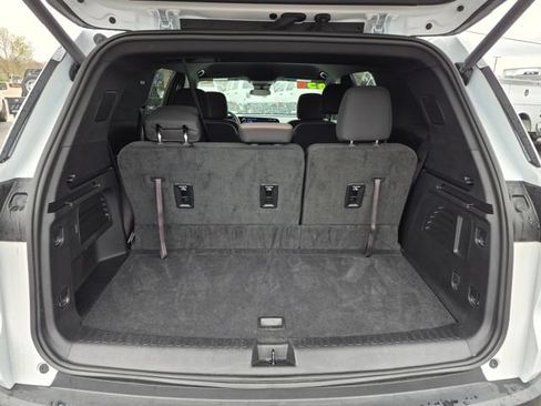 Used 2025 Chevrolet Traverse LT FWD image 17