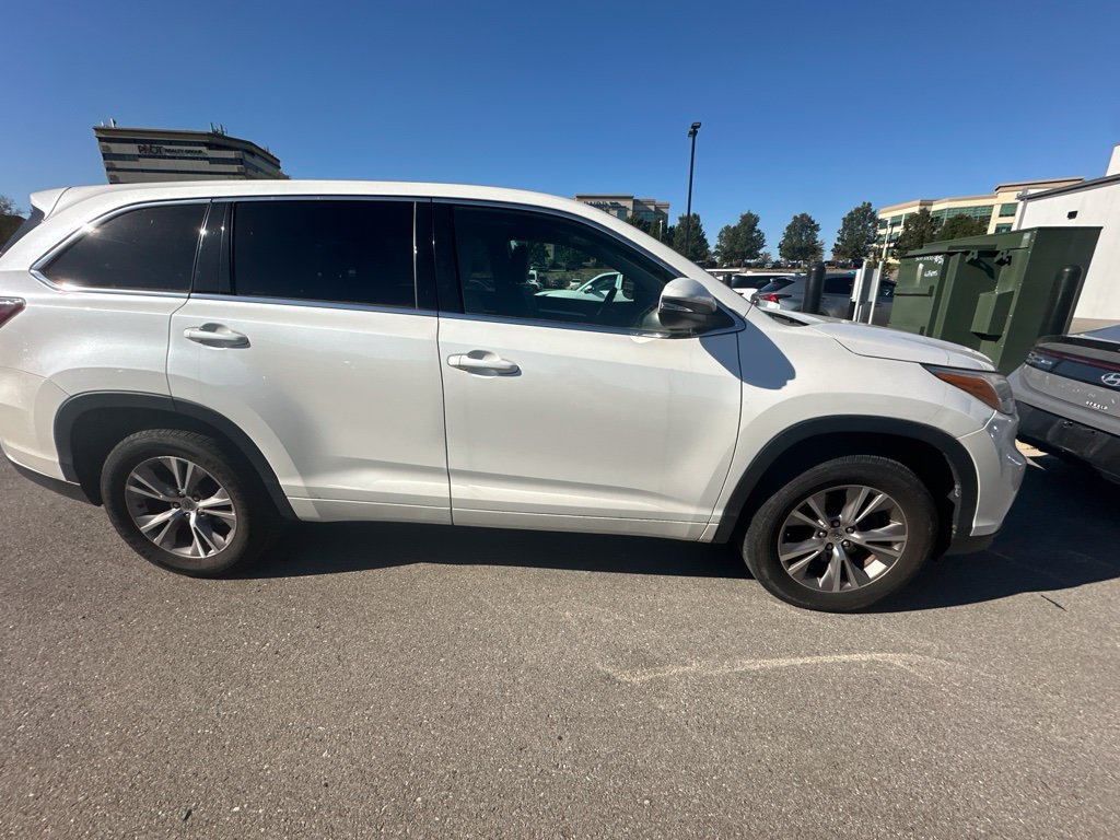 Used 2015 Toyota Highlander Plus FWD image 2