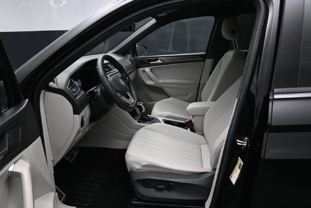 Used 2022 Volkswagen Tiguan SE R-Line FWD image 9