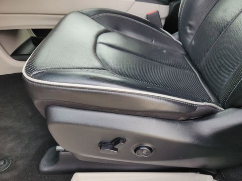 Used 2024 Chrysler Pacifica Limited image 30